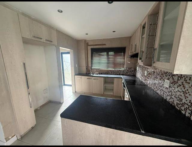 4 BEDROOM PROPERTY TO RENT IN SUMMERFIELDS ESTATE